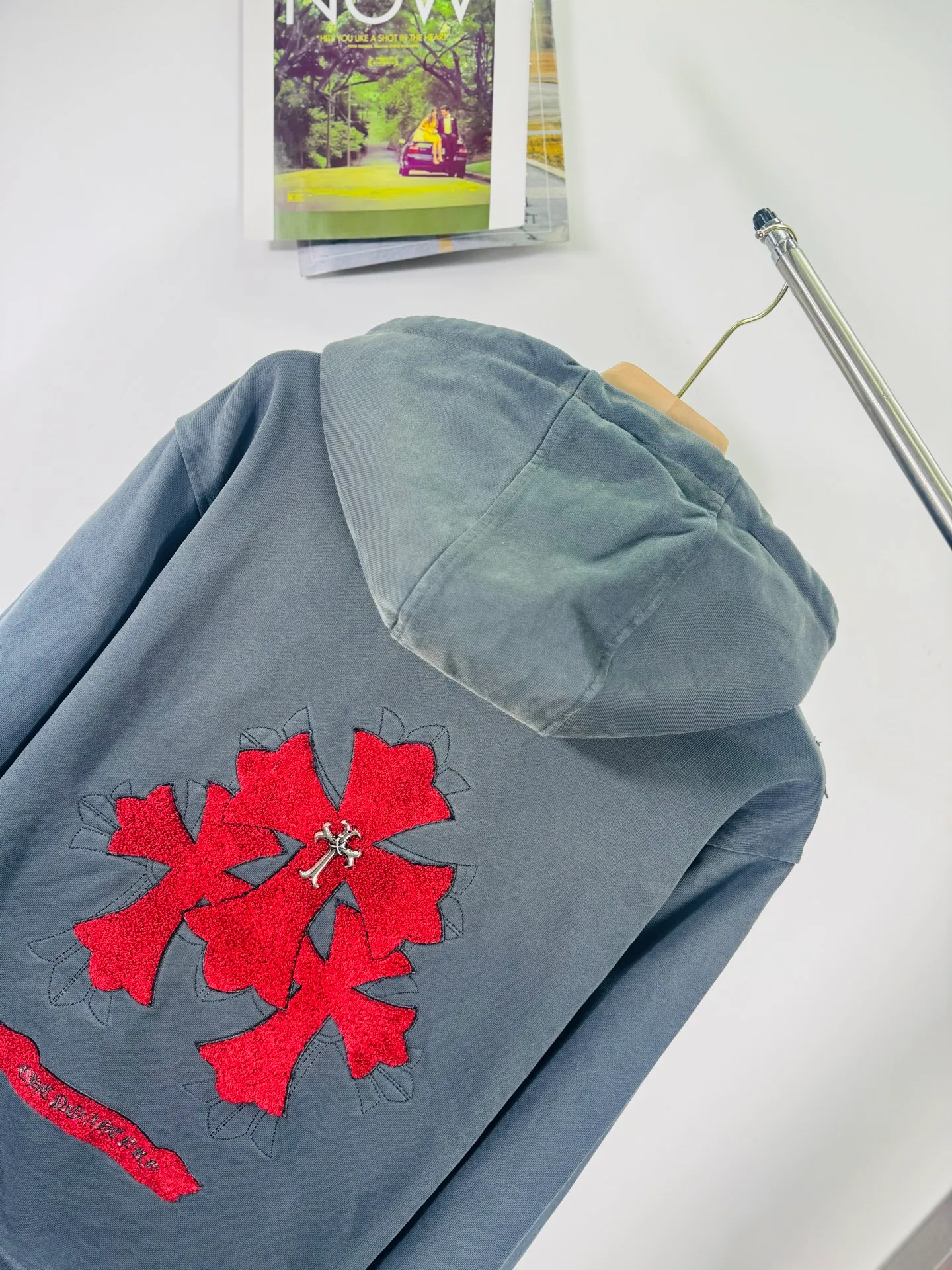 P380 top version, real shot without P, ​​different from market currency) 𝗖𝗵𝗿𝗼𝗺𝗲 𝗛𝗲𝗮𝗿𝘁𝘀/Cro Heart 2025 washed and burned flower patch embroidered autumn and winter new original single counter American patchwork 3D three-dimensional couple casual hooded cardigan sweatshirt 👑The highest version! Customized fabric 550g tripe terry fabric! American acid-washed and distressed original fabric, laser burning + leather embroidery, exquisite embroidery of letters! The best-selling model in the counter, very comfortable to wear. Accessories: original molded and authenticated collar label➕100% silk wash label. Genuine purchase-grade original hangtag➕matching hanging rope➕3D hanging beads➕original packaging bag. Craftsmanship: The original version has consistent wiring! The highest version of the armhole matching technique! Color: Gray Size: S M L XL Style No.: 6107